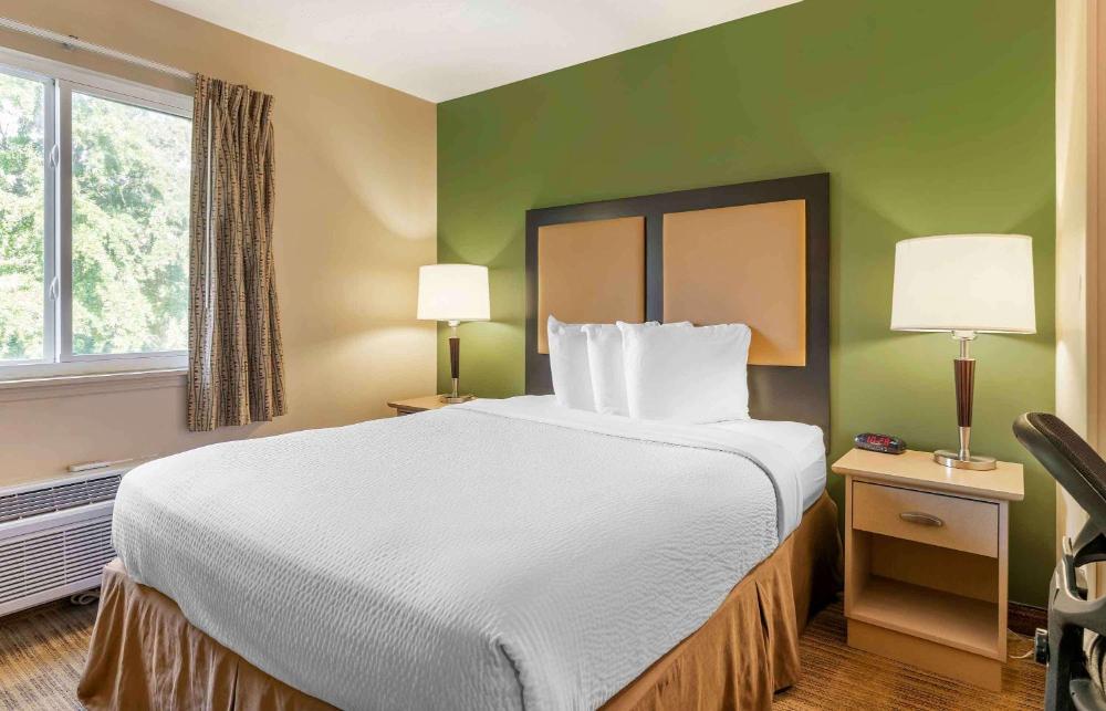 1 QUEEN BED | NON-SMOKING, KITCHEN, SOFA-BED interior